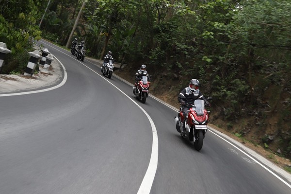 Tips Mengerem Motor Matik di Turunan